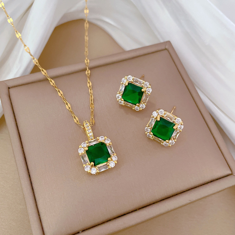 Women Accessories Combo Gift - ชุดเครื่องประดับสตรีสแตนเลสชุบทอง 18K - ต่างหูและสร้อยคอประดับเพทายสีเขียวทรงบล็อก ดีไซน์หรูหรา เหมาะเป็นของขวัญสำหรับเธอ